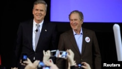 조지 W. 부시 전 미 대통령(오른쪽)이 15일 미국 사우스캐롤라이나 주 찰스턴에서 열린 젭 부시 공화당 경선 후보 선거운동에 참석해 지지를 호소했다.
