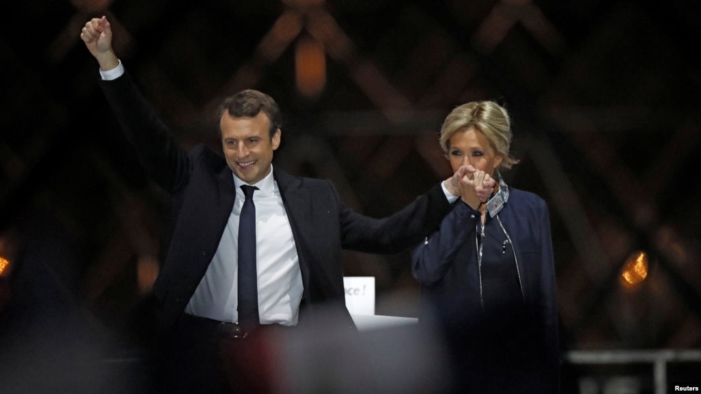 Tổng thống tân cử Pháp Emmanuel Macron và vợ, bà Brigitte Trogneux, ăn mừng chiến thắng ở Paris hôm 7/5.