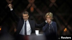 法国当选总统马克龙和夫人布丽吉特在庆祝大会上（2015年3月7日）