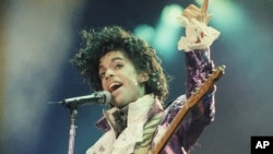La autobiografía no concluida de Prince saldrá a la venta el 29 de octubre, informó Random House.