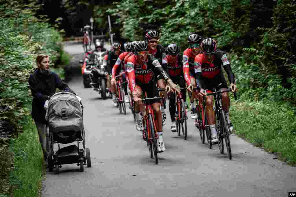 Cyclists of the USA&#39;s BMC Racing cycling team ride during a training session in Dusseldorf, Germany, one day before the start of the 104th edition of the Tour de France cycling race. The 2017 Tour de France will start July 1 in the streets of Dusseldorf and ends July 23, 2017 down the Champs-Elysees in Paris.