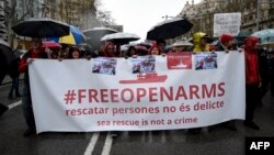 Des partisans et membres de L"ONG espagnol Proactiva Open Arms manifestent à Barcelone, le 24 mars 2018.
