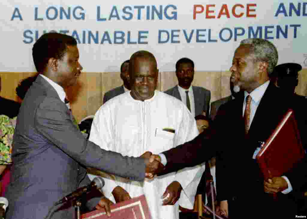 Secretário Geral da UNITA General Eugenio Manuvakola e Venancio de Moura, ministro de Relações Exteriores, na assinatura de acordo de paz em 1994