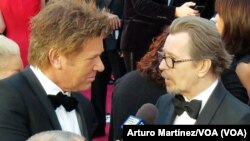 Gary Oldman, derecha, entrevistado en la alfombra roja.