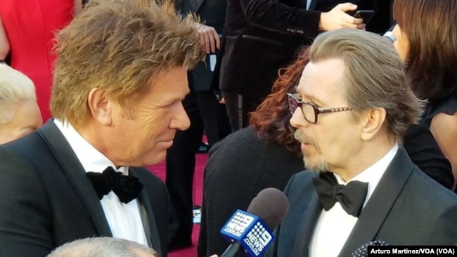 Gary Oldman, derecha, entrevistado en la alfombra roja.