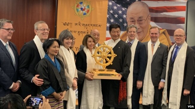 在中国占领西藏，迫使西藏精神领袖达赖喇嘛和数万藏人踏上流亡之旅的60周年之际，多个藏人组织和倡导团体星期二（2月12日）在国会大厦举办“感谢美国”活动。 包括美国众议院议长佩洛西在内的十几位国会议员出席了活动， 并发表讲话。