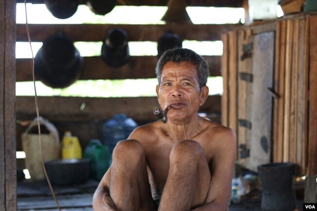 លោក កាស៊ុល មិត អាយុ៧៣ឆ្នាំ ជនជាតិដើមភាគតិចម្នាក់ទៀត បានបាត់បង់ដីចំនួន១ហិកតា ទៅក្រុមហ៊ុនកៅស៊ូវៀតណាម។ (ស៊ុន ណារិន/VOA)