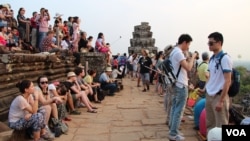 Tourists flock to take pictures as the sun set on Phnom Bakheng temple in Siem Reap, Cambodia, March 21, 2015. (Nov Povleakhena/VOA Khmer)