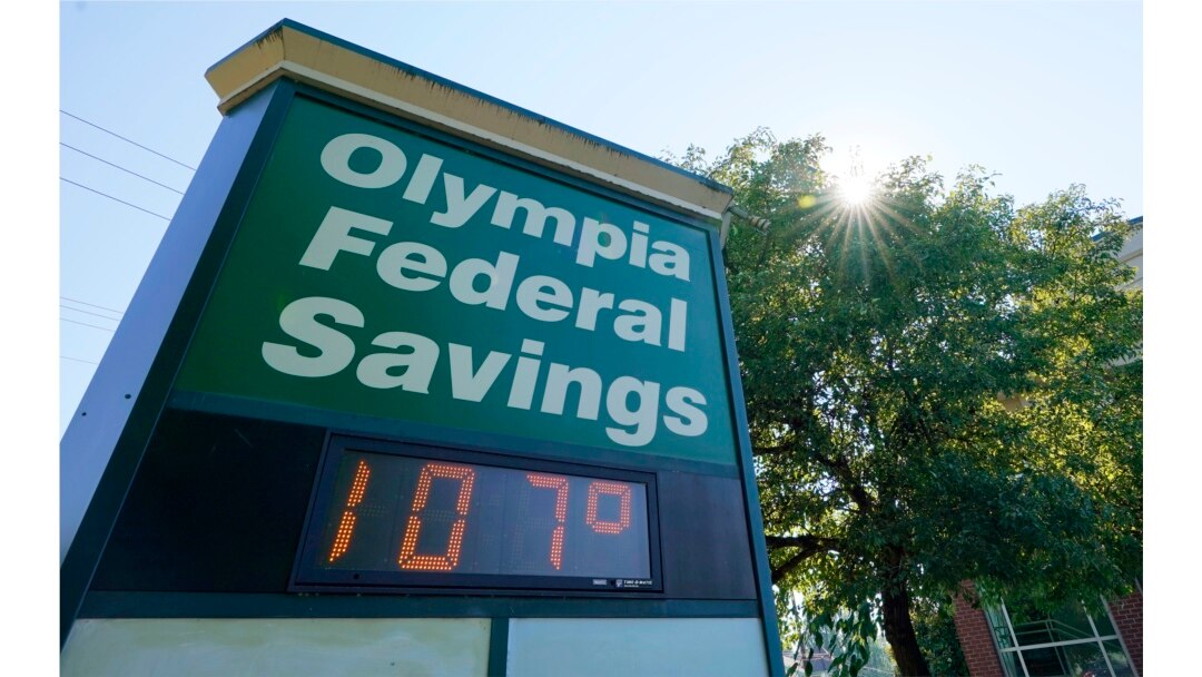 Papan penunjuk suhu udara di cabang Olympia Federal Savings menunjukkan suhu 107 derajat Fahrenheit, pada sore hari di Olympia, Washington, Seattle, Senin, 28 Juni 2021. (AP)