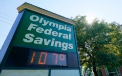 Papan penunjuk suhu udara di cabang Olympia Federal Savings menunjukkan suhu 107 derajat Fahrenheit, pada sore hari di Olympia, Washington, Seattle, Senin, 28 Juni 2021. (AP)