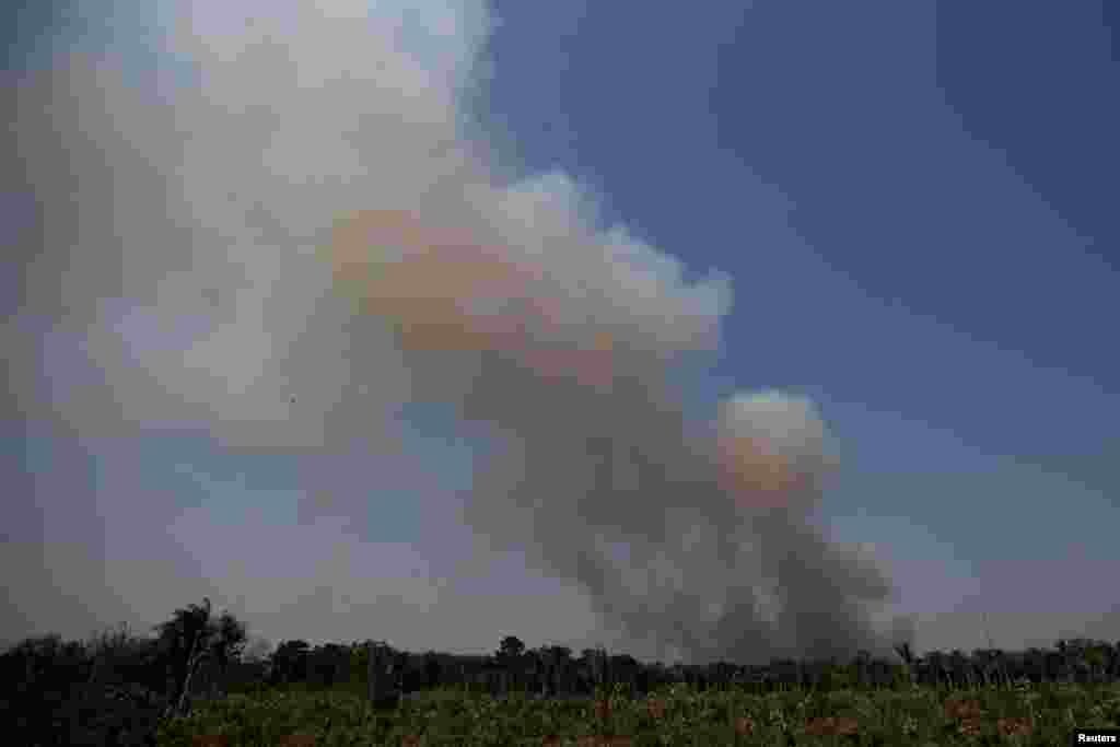 Humo provocado por uno de varios incendios en un área de la selva amazónica cerca de Humaita, estado de Amazonas, Brasil. Foto del 14 de agosto de 2019.