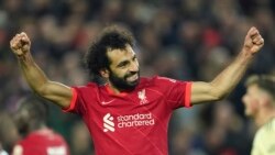 Dan wasan kungiyar kwallon kafa ta Liverpool, Mohamed Salah na murnar zura kwallo ta uku a wasan da kungiyarsa ta buga tsakanin Liverpool da Arsenal a filin wasa na Anfield, dake kasar Ingila, Asabar, 20 ga watan Nuwamba, 2021.