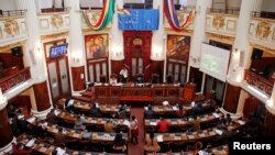 Session des députés boliviens le report des élections en raison de la pandémie de Covid-19, La Paz, 29 avril 2020. Les élections générales ont été reportées deux fois. (Reuters/David Mercado)