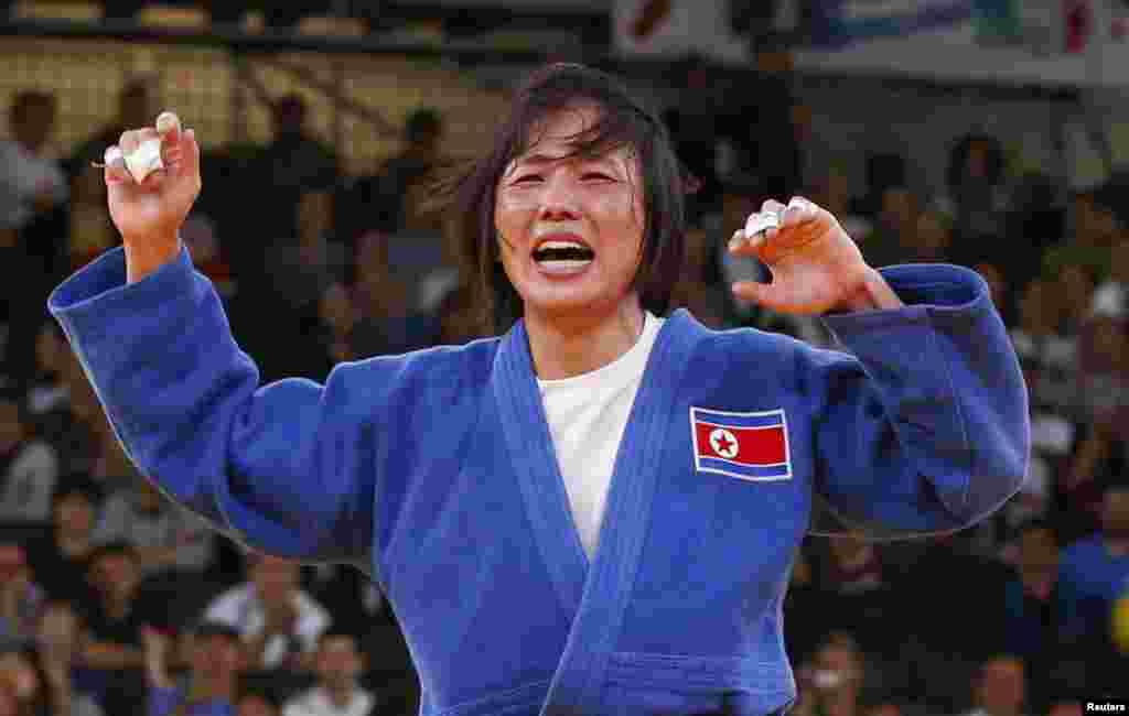 Vận động viên Bắc Triều Tiên An Kum Ae ăn mừng sau khi hạ vận động viên Yanet Bermoy Acosta của Cuba, đoạt huy chương vàng môn judo hạng cân 52kg, ngày 29/7/2012