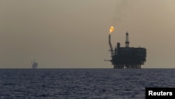 Offshore oil platforms are seen at the Bouri Oil Field off the coast of Libya August 3, 2015. Oil prices lurched 5 percent lower on Monday to their lowest since January, taking global benchmark Brent below $50 a barrel as weak factory activity in China deepened a commodity-wide rout. REUTERS/Darrin Zammit Lupi)