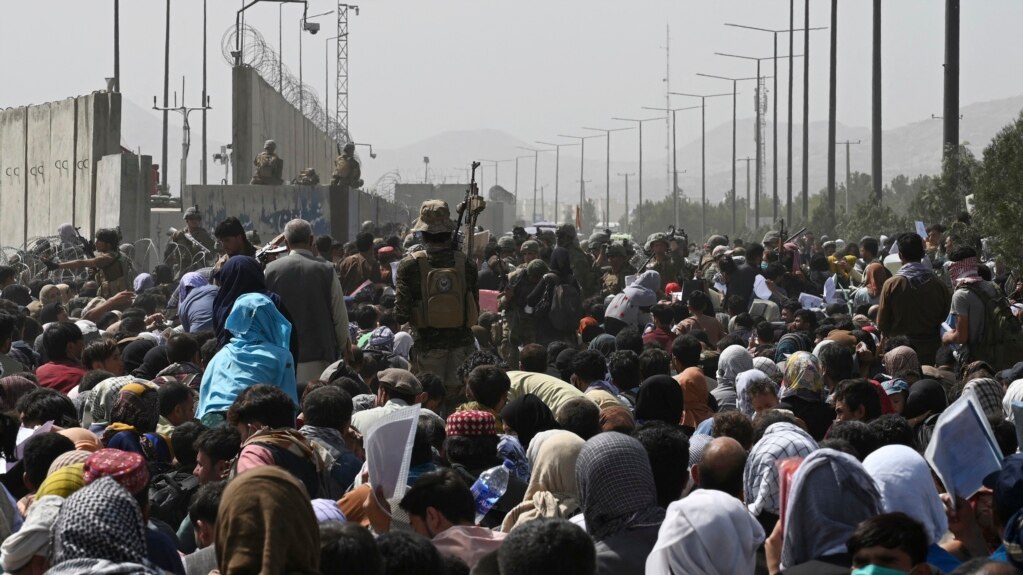 阿富汗人聚集在喀布尔机场军事区附近的一条道路旁，希望逃离塔利班的统治。(2021年8月20日)(photo:VOA)