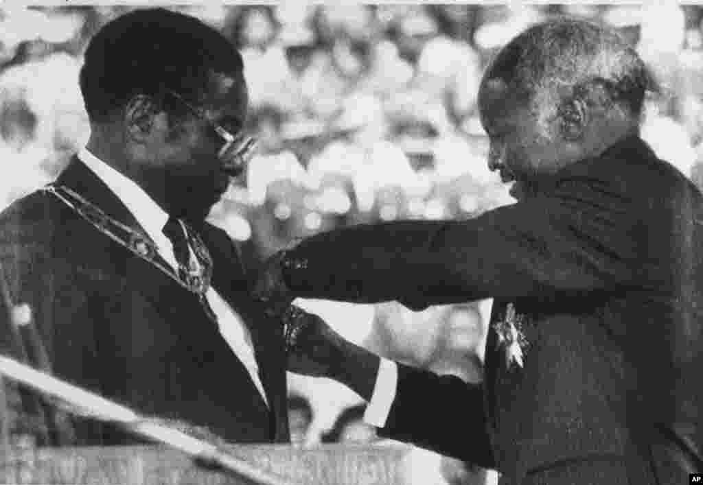 Seremoni inogirasyon Robert Mugabe a nan Harare, 1987. (AP Photo)