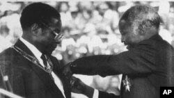 En 1987, Robert Mugabe devient président du Zimbabwe lors de la cérémonie d'inauguration, à Harare. 