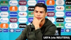 Cristiano Ronaldo yayin wani taron manema labarai (Foto: UEFA via REUTERS)