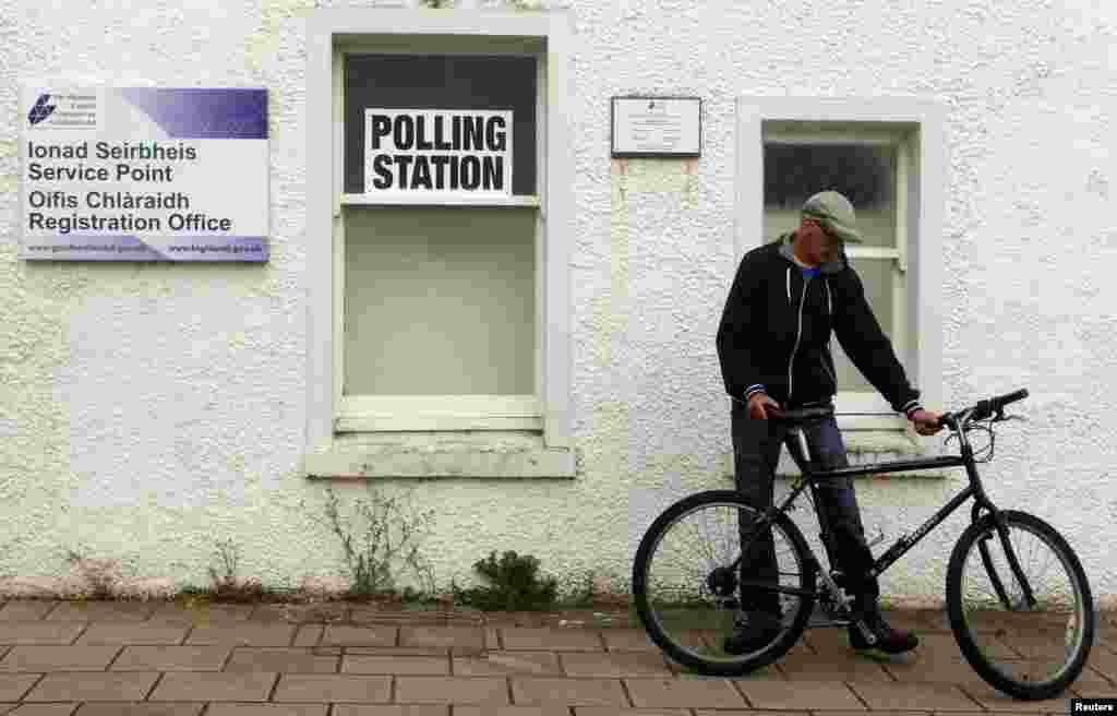 Seorang pria tiba di tempat pemungutan suara di Portree, Pulau Skye (18/9).&nbsp;(Reuters/Cathal McNaughton) 