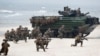 Des Marines américains avec des véhicules d'assaut amphibies prennent part à une opération de débarquement pendant l'exercice Baltops 2018 le long de la mer Baltique près du village lituanien de Nemirseta, le 4 juin 2018. 