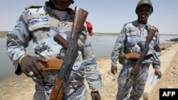 Les gendarmes maliens patrouillent vers le fleuve Niger, dans la ville de Gao, le 13 mars 2013.