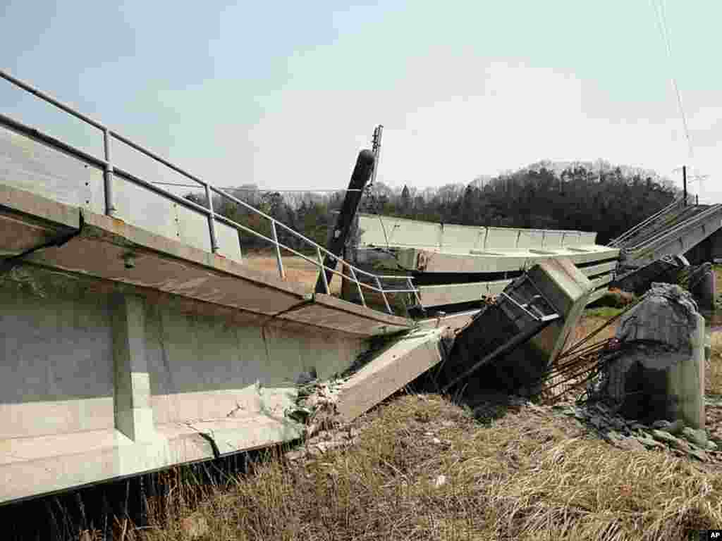 A railroad overpass in Futaba destroyed by the March 11 Magnitude 9.0 earthquake, April 13, 2011 (VOA Photo S. Herman)