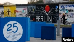Hình vẽ kỷ niệm 25 năm sụp đổ của bức tường Berlin tại những gì còn lại của bức tường năm xưa tại Berlin, ngày 3/11/2014. 