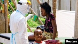 Ma'aikacin kiwon lafiya yana kula da amai cutar ebola