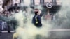 د فرانسې پولیسو په اعتراض کوونکو اوښکې بهونکی گاز وشینده