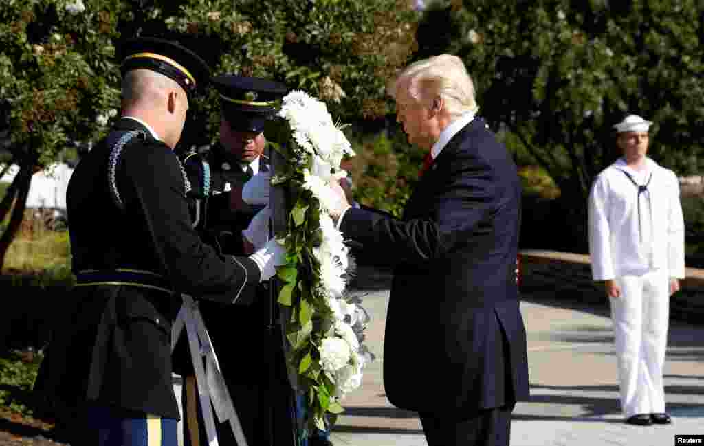 Presiden AS Donald Trump meletakkan rangkaian bunga saat upacara peringatan 11 September di National 9/11 Pentagon Memorial di Arlington, Virginia, 11 September 2017.