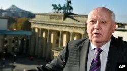 Gorbachov, de 83 años, dijo también estar dispuesto a reunirse con Putin para contarle la reunión que mantuvo con la canciller alemana, Ángela Merkel.