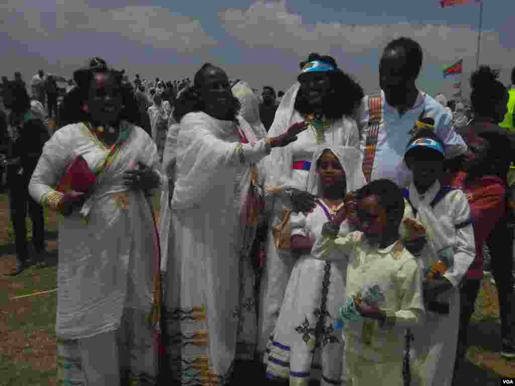 Famílias inteiras&nbsp;celebram a reabertura histórica das fronteiras entre Etiópia e Eritreia