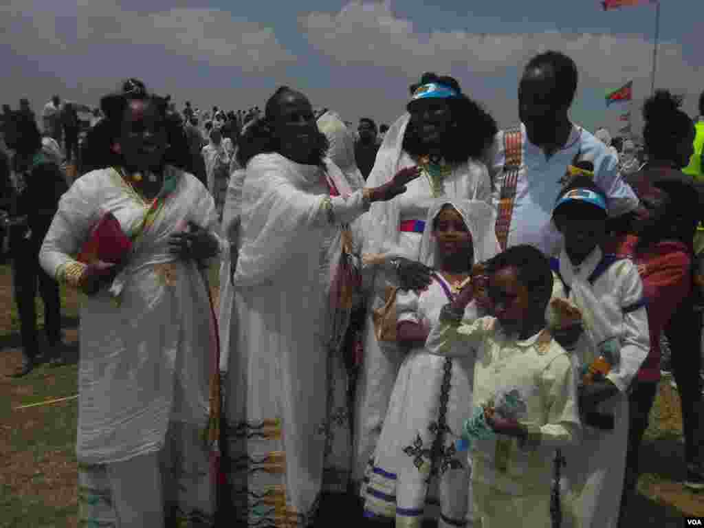 Famílias inteiras celebram a reabertura histórica das fronteiras entre Etiópia e Eritreia