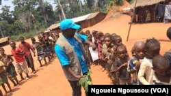 Samuel Ouenabio de l'UNICEF anime la sortie de cours à Makodi dans le nord du Congo-Brazzaville, 23 mars 2017. (VOA/ Ngouela Ngoussou)