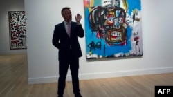 Seorang pejabat Sotheby memberikan keterangan kepada media tentang lukisan "Untitled" karya Jean-Michel Basquiat tahun 1982 di Sotheby's di New York, 5 Mei 2017. (Foto: dok).