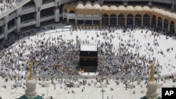 Ibadah haji mengelilingi Ka'bah di Mekkah, Arab Saudi, 12 Agustus 2019. (Foto: dok).