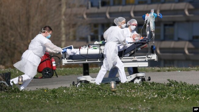 2020年3月23日法国东部的米卢斯市民医院撤离新冠病毒受害者。