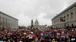 Protes Womens March pada bulan Januari 2017 yang menunjukkan perpecahan masyarakat AS akibat pilpres 2016.