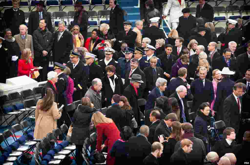 Former president Jimmy Carter and several members of congress walk on to the staging area at the U.S. Capitol, January 21, 2013. (Alison Klein/VOA)