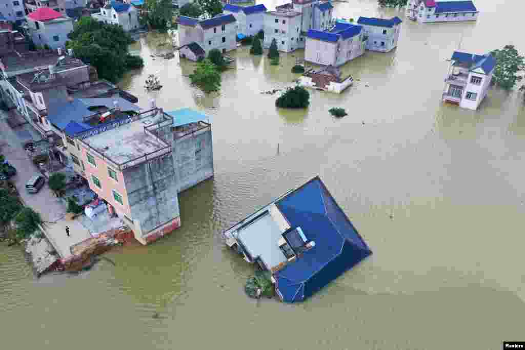 چین کے صوبے ہوبے میں بارش کے بعد سیلاب کے سبب 1900 سے زائد افراد متاثرہ علاقوں میں پھنس گئے۔ حکام نے ان کو محفوط مقام پر منتقل کرنے کے لیے کارروائی فوری طور پر شروع کی۔