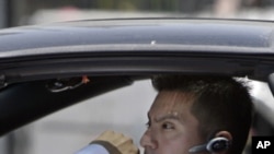 มีการเรียกร้องให้ห้ามใช้โทรศัพท์มือถือขณะขับรถในสหรัฐ