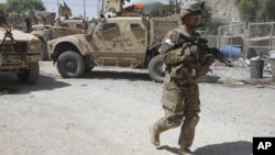 Seorang tentara AS melakukan patroli di Afghanistan (foto: dok). Dua tentara NATO tewas ditembak polisi Afghanistan hari Jumat (17/8). 