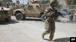Un soldado estadounidense de patrulla en un sitio recién atacado por talibanes afganos en Kandahar.