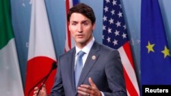 Perdana Menteri Kanada Justin Trudeau sedang menyimak dalam konferensi pers terakhir pertemuan G-7 di Kota La Malbaie, di Charlevoix, Quebec, 9 Juni 2018.