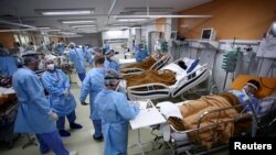 Petugas medis merawat pasien di ruang gawat darurat rumah sakit Nossa Senhora da Conceicao yang penuh sesak karena wabah COVID-19, di Porto Alegre, Brazil, 11 Maret 2021. (Foto: REUTERS/Diego Vara)