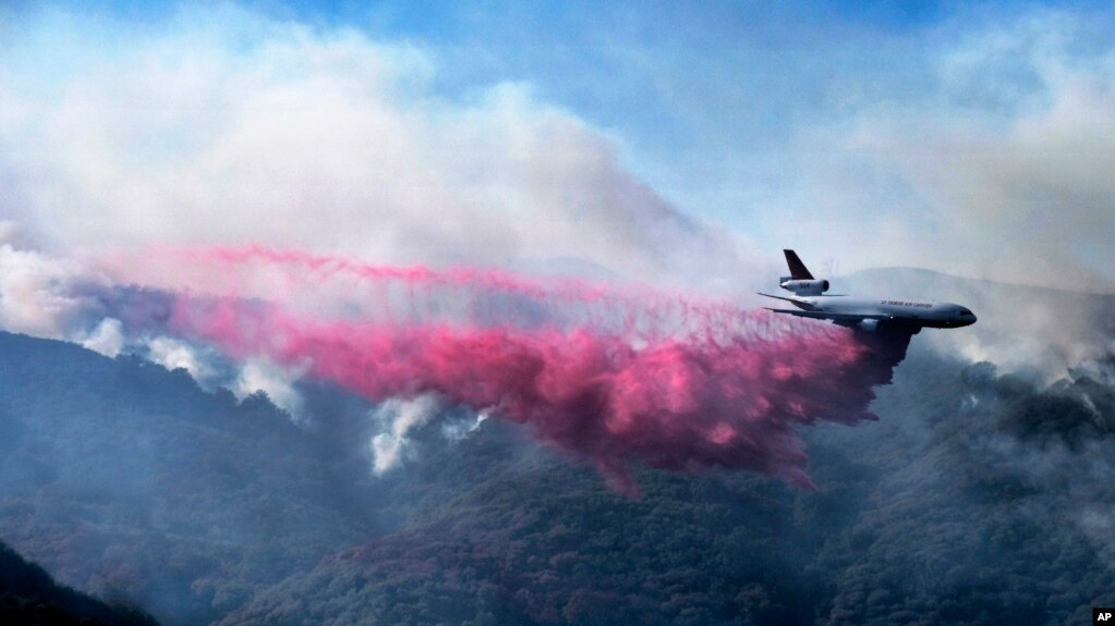 Ndege zatumika kuzima moto katika misitu karibu na barabara y Malibu Canyon Malibu, Califo. Nov. 11, 2018. 