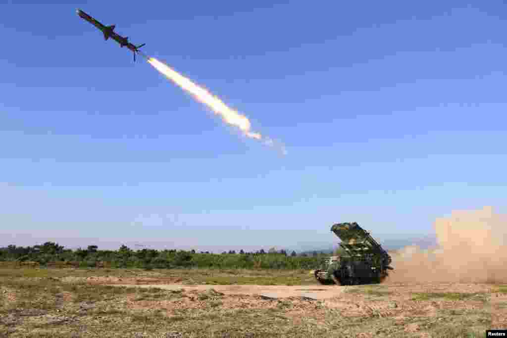 북한이 실시한 신형 지대함 순항미사일 시험발사 장면을 9일 관영 조선중앙통신이 공개했다.