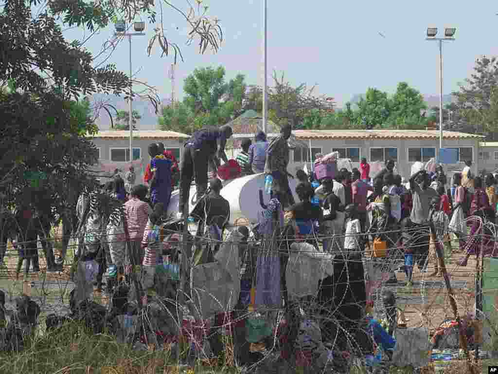 Civilians arrive at the UNMISS compound adjacent to Juba International Airport to take refuge, Dec. 17, 2013. (UNMISS)