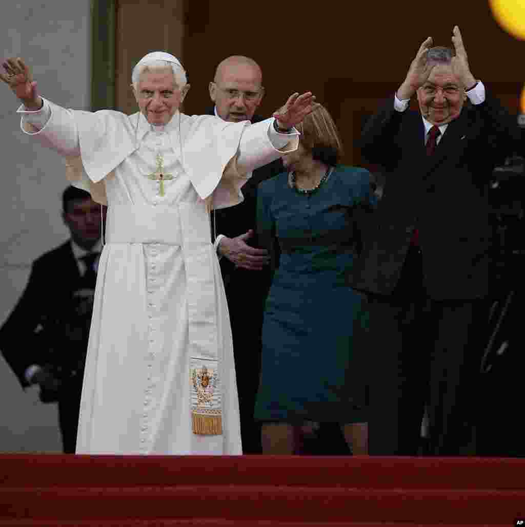 Pope Benedict, left, and Cuba's President Raul Castro greet journalists after a meeting at the Revolution palace in Havana,Cuba, March 27, 2012. (AP)